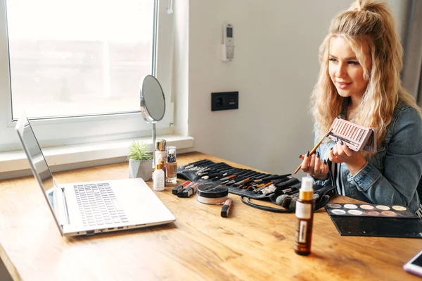 Beautiful woman doing cosmetics review online — Stock Photo, Image