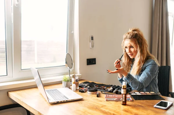 Girl making makeup while watching video tutorial — Stock Photo, Image