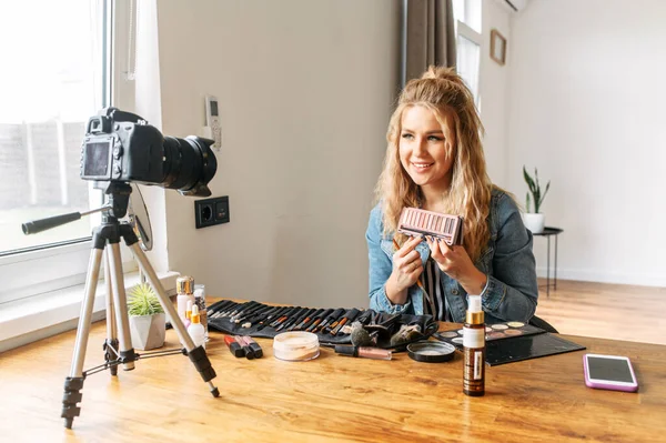 Blonde woman making a video for beauty blog — Stock Photo, Image