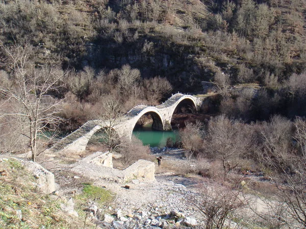 Drie-arch brug in Zagorochoria — Stockfoto