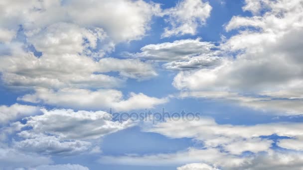 Vliegen door de wolken in de lucht — Stockvideo