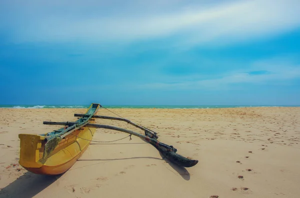 Praia com barco de pesca — Fotografia de Stock