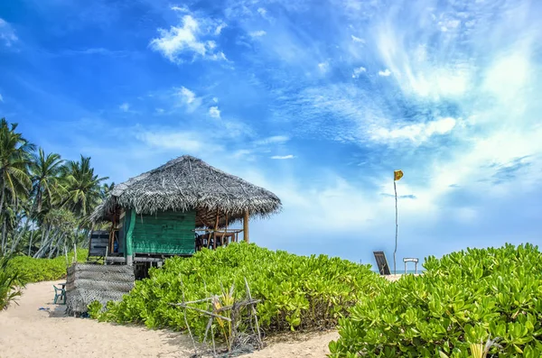 Praia tropical com casa de campo — Fotografia de Stock