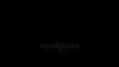 Spotlights.Bright projektör ile animasyonlu koyu mavi sahne. Sahne ışıkları ve Scene.Background medya başlığı için.