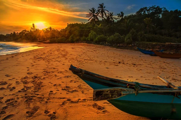 Playa tropical en Sri Lanka barco de pesca —  Fotos de Stock
