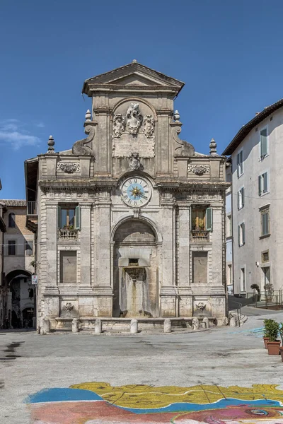 La antigua fuente de Piazza del Mercato, Spoleto Italia — Foto de Stock