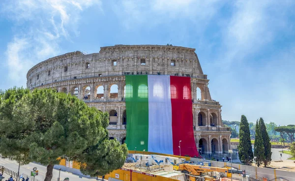 Řím Itálie Června 2019 Koloseum Oděné Trikolórové Vlajce Itálie Den Stock Snímky