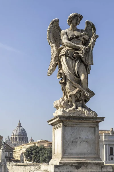 ラッツァーロ モレッリによる鞭毛天使 ローマのサンタンジェロ門の西側に位置する碑文 旗竿の和 — ストック写真