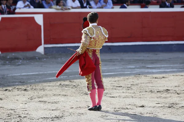 Tauromachie saluant le public — Photo