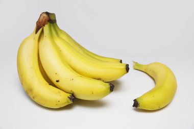 varios platanos frescos recien cortados sobre fondo blanco