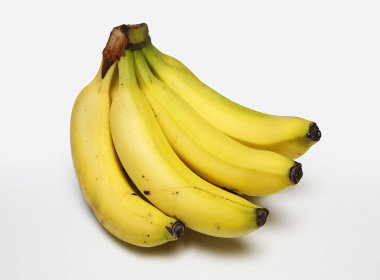 varios platanos frescos recien cortados sobre fondo blanco