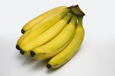 varios platanos frescos recien cortados sobre fondo blanco
