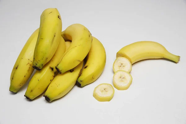 Varios Platanos Frescos Recien Cortados Sobre Fondo Blanco — Fotografia de Stock