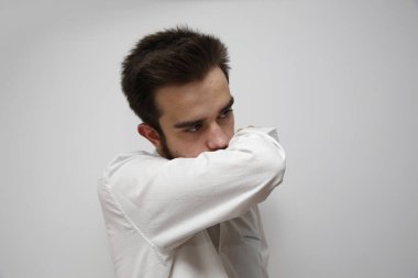 El Coronavirus COVID-19 El Riesgo de la Propagacin de la Infeccin al cubrirse la nariz y la boca al toser y estornudar con un pauelo o un codo flexionado