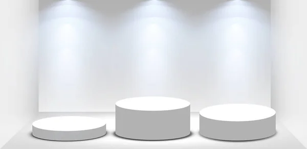 Yuvarlak podyum, beyaz arka plandaki spot ışıklarıyla aydınlatılmış kaide ya da platform. Tasarım platformu. Gerçekçi 3D boş podyum. Sahne manzaralı ışıklar