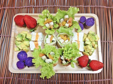 Avokado salatası ile balık tofu salatası