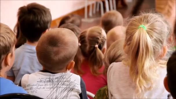 Een meisje verhogen haar hand om een vraag te beantwoorden — Stockvideo