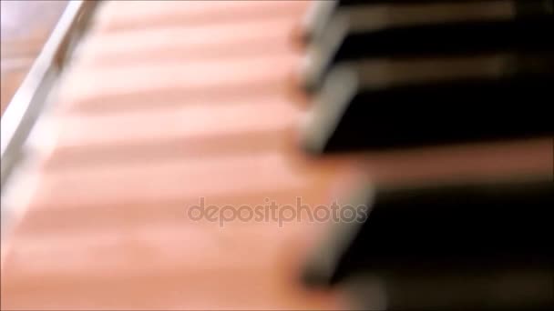 Teclas de piano, close-up, com cadeiras de audiência à distância — Vídeo de Stock