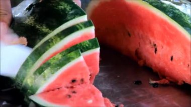 Adam kırmızı bir karpuz Dilimleme