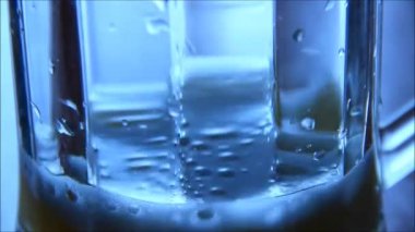 bira cam içine dökülür varlık