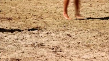 Yalınayak kumsalda Isınma