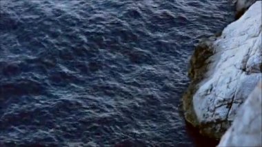 Sakin deniz cliff kenar yıkama