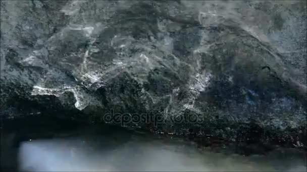 Отражения света от воды на скале — стоковое видео