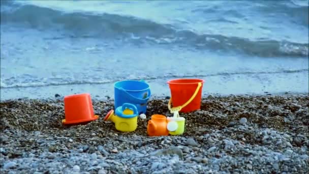 Jouets pour enfants sur une plage de galets 
