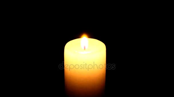 Homem acendendo uma vela na escuridão e soprando — Vídeo de Stock