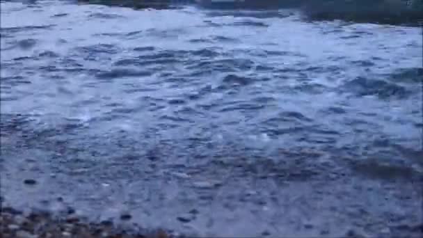 Las olas del mar golpeando contra la orilla, filtro azul — Vídeos de Stock