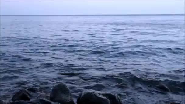 Küçük dalgalar kayalara karşı yenerek hızlandırılmış — Stok video
