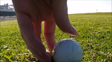 Bir golf topu vurmak bir kulüp