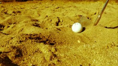 Golf oyuncu yavaşladı kum, topa vuruyor