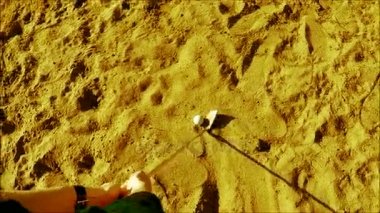 Golf oyuncu kum topa vuruyor