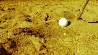 Golf oyuncu kum topa vuruyor