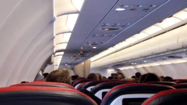Люди в самолёте — стоковое видео