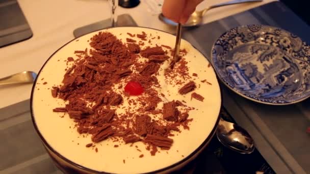 Slicing trifle, a traditional Christmas food — Stock Video