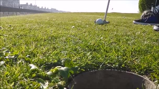 A golf labda hiányzik egy lyuk — Stock videók