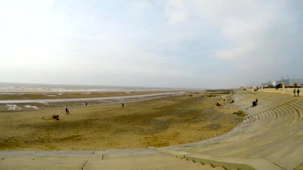 Kinderen spelen op het strand, Cleveleys — Stockvideo