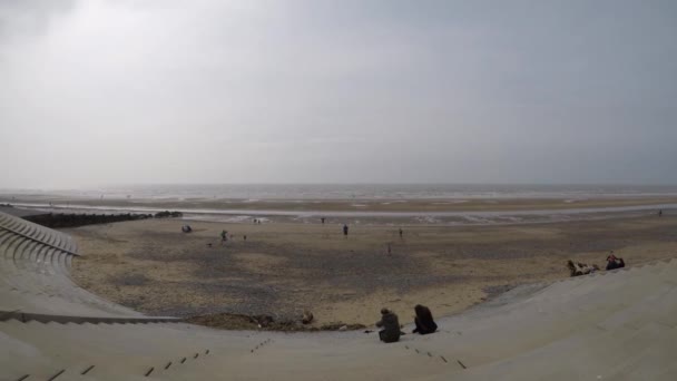 Mensen rusten op Cleveleys kust — Stockvideo