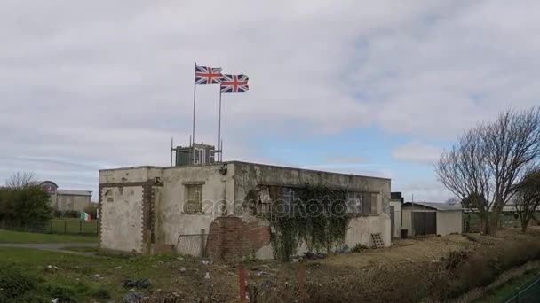 Καστοριά, νέα Ηνωμένο Βασίλειο σημαίες, παλαιό κτήριο — Αρχείο Βίντεο