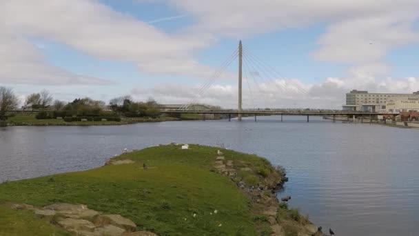 Southport, vista del estanque y el puente Marine Way — Vídeo de stock