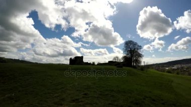 Kendal Castle arkasında görünür Kendal şehir ile