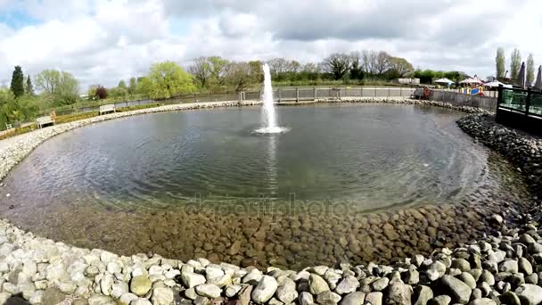 Fuente en el centro del jardín de Bents — Vídeo de stock