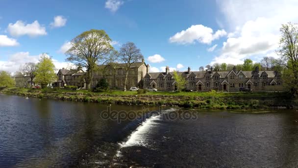 Groot-Brittannië, Engeland, Kendal, de rivier Kent en een straat bekijken, mei 2017 — Stockvideo