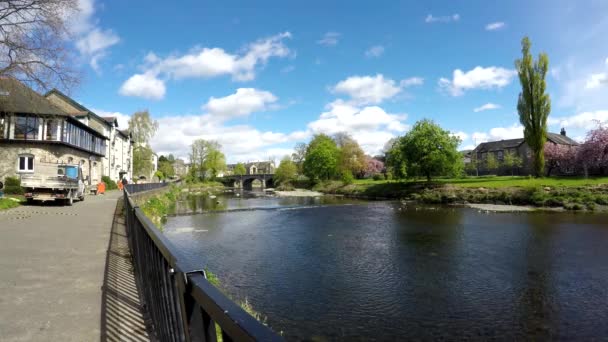 Reino Unido, Inglaterra, Kendal, el río Kent y una vista de la calle, mayo de 2017 — Vídeo de stock