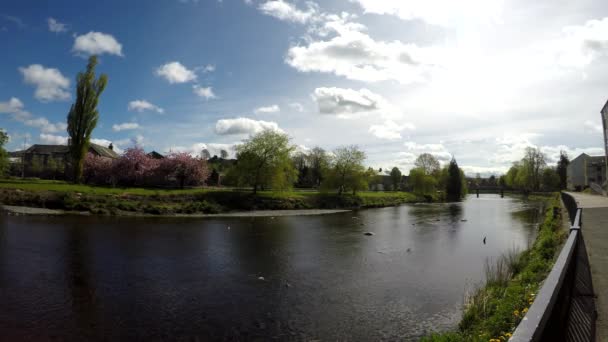 Marea Britanie, Anglia, Kendal, râul Kent și o vedere pe stradă, mai 2017 — Videoclip de stoc