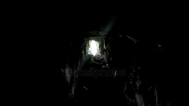 Temný tunel na světlo — Stock video