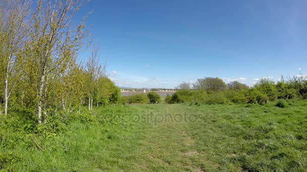 Uitzicht op de rivier Wyre, Stanah. Wyre estuarium Country Park, mei 2017 — Stockvideo