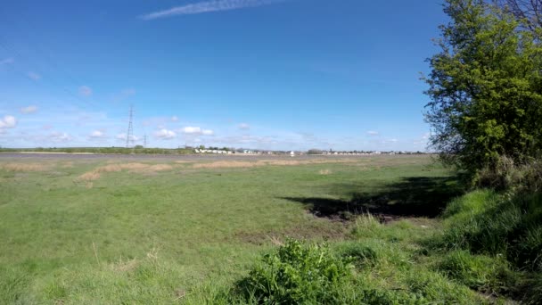 Vista para o rio Wyre, Stanah. Wyre Estuary Country Park, maio de 2017 Filmagem De Stock